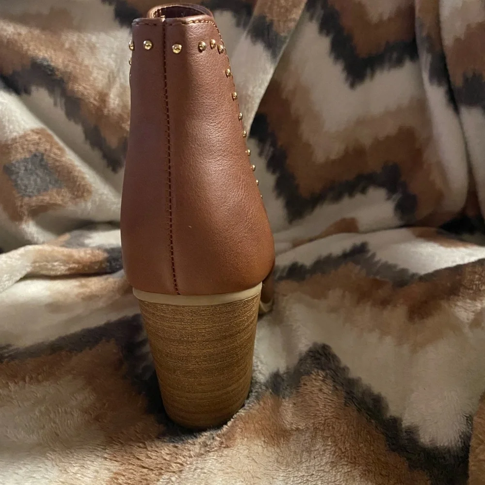 Lauren Conrad bootie. Zippers work great.
